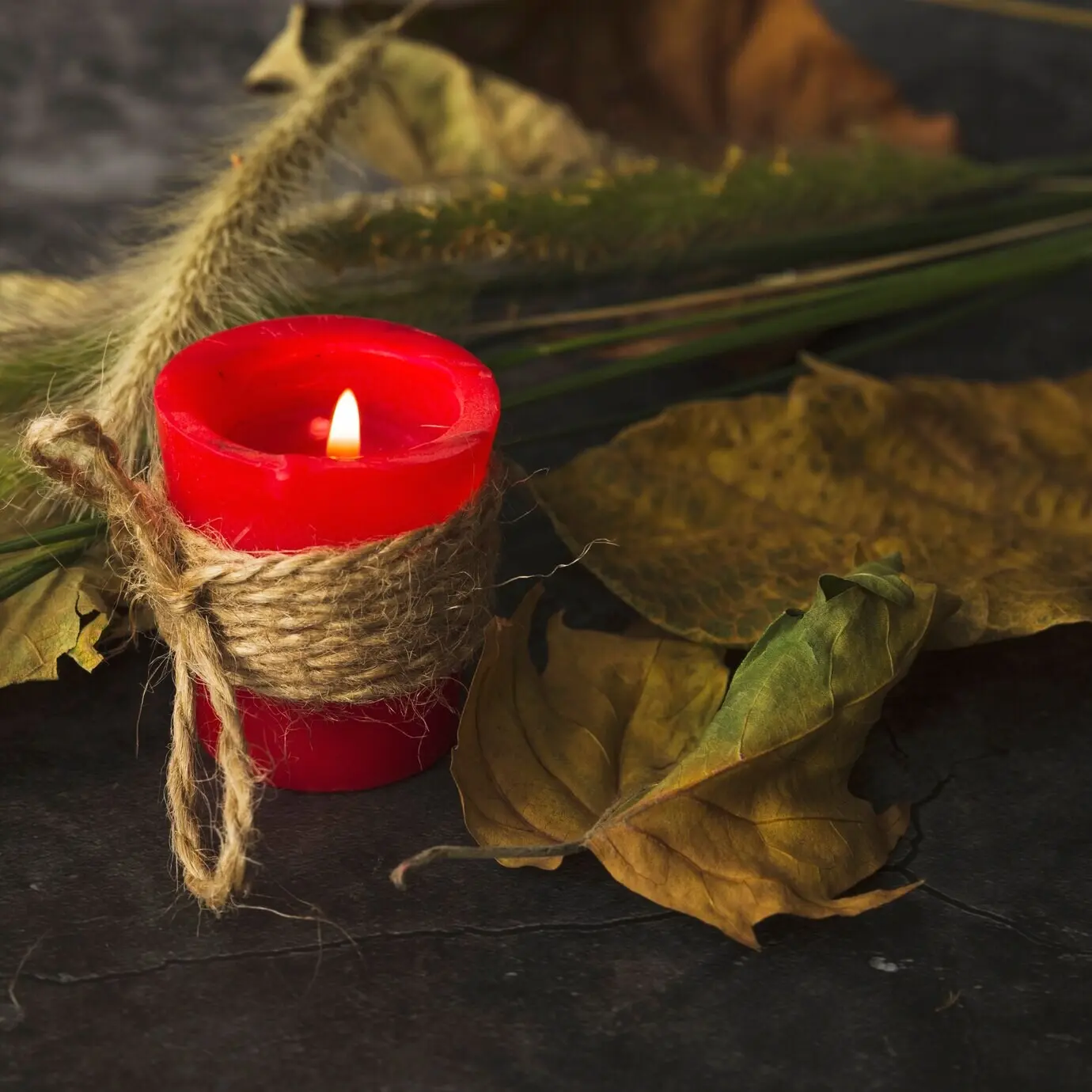 Mit Seil umwickelte Kerze